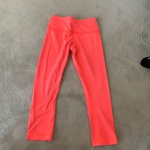SUPER CUTE LULULEMON CROPPED LEGGINGS
